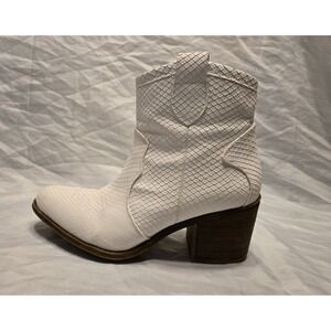 Dirty Laundry Unite Western Boot White Womens 8M, Low Heel Cowgirl Cute Party